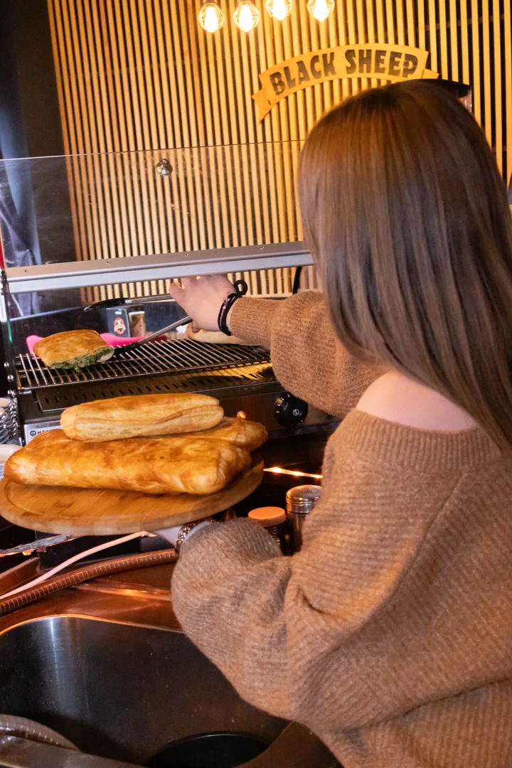 Frische Bougatsa wird im Black Sheep gebacken